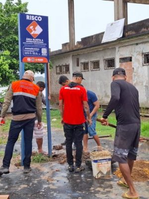 A Defesa Civil do Amazonas instalou placas de sinalização nas áreas de risco do município de Manicoré (a 332 quilômetros de Manaus) como parte das ações preventivas para minimizar os impactos de desastres naturais. A iniciativa visa alertar a população sobre os perigos nessas regiões e reforçar as medidas de segurança.