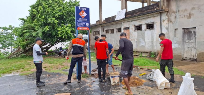 A Defesa Civil do Amazonas instalou placas de sinalização nas áreas de risco do município de Manicoré (a 332 quilômetros de Manaus) como parte das ações preventivas para minimizar os impactos de desastres naturais. A iniciativa visa alertar a população sobre os perigos nessas regiões e reforçar as medidas de segurança.