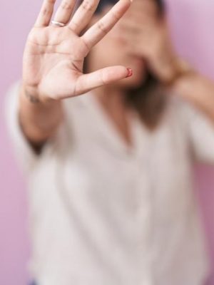 Em razão dos altos índices de violência contra a mulher, o Ministério Público do Estado do Amazonas (MPAM) deu início à implementação do projeto “Novos Caminhos”, nos municípios de Manicoré e Coari. A iniciativa, de autoria da promotora de Justiça Ludmilla Dematte de Freitas Coutinho, titular da 2ª Promotoria de Justiça de Manicoré, oferece orientação e acompanhamento a homens autores de violência doméstica, com o objetivo de reduzir a reincidência desse tipo de crime.