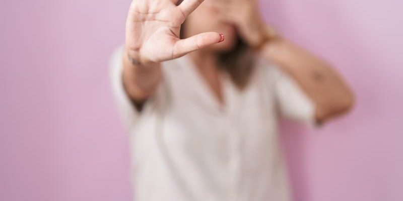 Em razão dos altos índices de violência contra a mulher, o Ministério Público do Estado do Amazonas (MPAM) deu início à implementação do projeto “Novos Caminhos”, nos municípios de Manicoré e Coari. A iniciativa, de autoria da promotora de Justiça Ludmilla Dematte de Freitas Coutinho, titular da 2ª Promotoria de Justiça de Manicoré, oferece orientação e acompanhamento a homens autores de violência doméstica, com o objetivo de reduzir a reincidência desse tipo de crime.