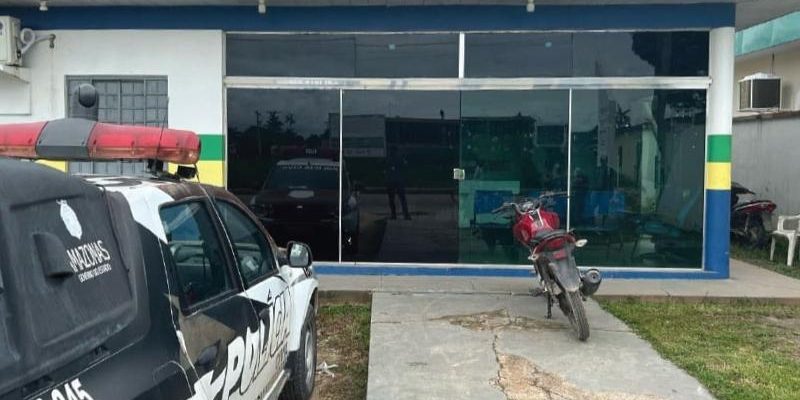 De olho nos recentes casos de Covid-19 no município de Manicoré, o Ministério Público do Amazonas (MPAM) instaurou um procedimento administrativo e emitiu uma recomendação para acompanhar a vacinação de detentos na Delegacia de Polícia Civil do município (72ª DIP/AM). O objetivo também foi garantir a proteção da equipe de saúde responsável pela demanda.