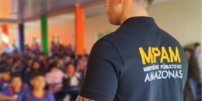 A violência digital foi o tema do evento “Quebrando o Silêncio”, da Igreja Adventista - Distrito Manicoré, com apoio do Ministério Público do Amazonas (MPAM), na última semana. Na ocasião, o promotor de Justiça Venâncio Antônio Castilhos de Freitas Terra abordou a temática diante de quase 100 alunos da Escola Municipal Aristeu Vigolino.