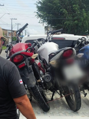 Em uma ação integrada entre a capital e o interior, a Polícia Civil do Amazonas (PC-AM) localizou 27 motocicletas adulteradas e oriundas de roubo e furto em Manicoré, no sul do estado. A operação foi realizada na terça (30/09) e quarta-feira (01/10), no âmbito da Operação Amazônia Sem Fronteira, coordenada pela Delegacia Especializada em Roubos e Furtos de Veículos (DERFV) com apoio da 72ª Delegacia Interativa de Polícia (DIP) local.